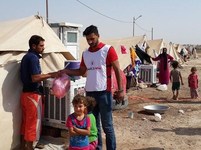 يحرص المتطوعون على الوصول إلى مخيمات النازحين لتقديم الدعم اللازم لهم