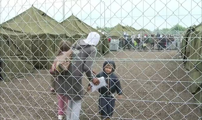 احتجاز لاجئين في مخيم روزكي على حدود المجر