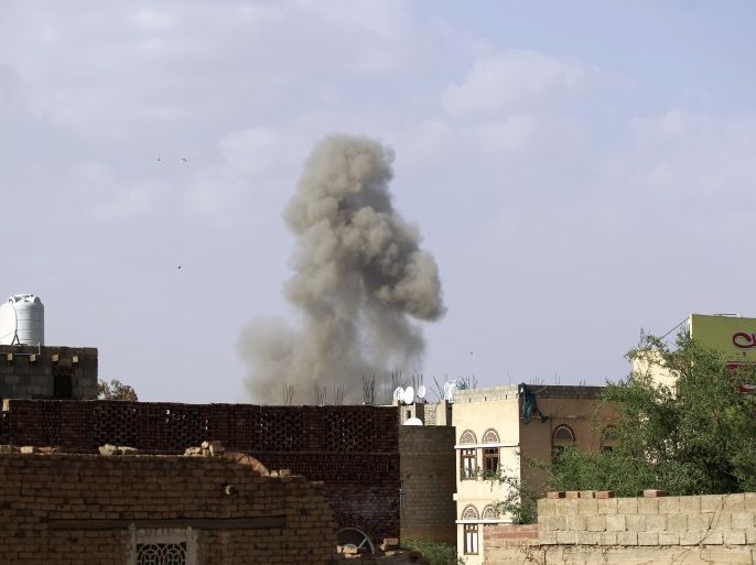 MHU003 - Sanaa, -, YEMEN : Smoke billows from the defence ministry in the Yemeni capital, Sanaa, during a Saudi-led coalition air strike on September 4, 2015. An arms depot explosion at a military base in Safer, in oil-rich Marib province, 250 kilometres (150 miles) east of the capital Sanaa, has killed 22 soldiers from the United Arab Emirates, in the country's heaviest loss since joining an Arab coalition battling Shiite rebels, according to military sources. AFP PHOTO / MOHAMMED HUWAIS
