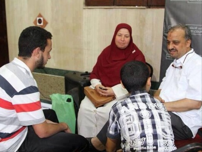‪محمد البلتاجي مع زوجته واثنين من أولاده‬ (الجزيرة)