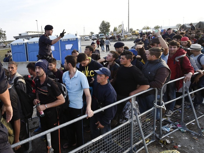  الشرطة النمساوية تستقبل لاجئين قدموا من الحدود المجرية في مركز لجوء (الأوروبية)