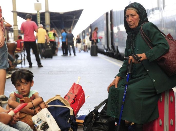 Travellers sit on a platform as they wait for a train to Austria at the railway station in Budapest, Hungary, August 31, 2015. Austrian authorities toughened controls along the country's eastern borders on Monday, stopping hundreds of refugees and arresting five traffickers in a clampdown that followed last week's gruesome discovery of 71 dead migrants in a truck. REUTERS/Bernadett Szabo