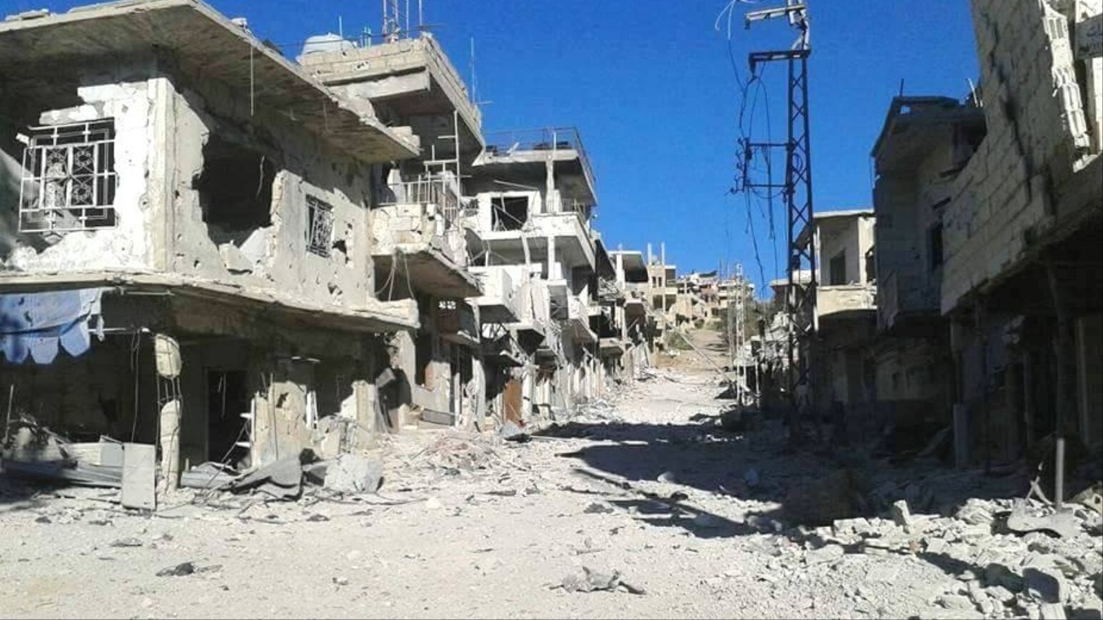 جانب من الدمار الذي حل بأحد شوارع الزبداني جراء قصف النظام ومواليه للمدينة (الجزيرة)