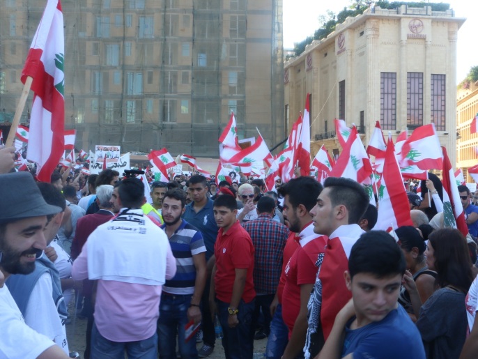 عدد من الجهات تحمل الحراك الشعبي وسط بيروت مسؤولية التراجع الاقتصادي(الجزيرة نت)