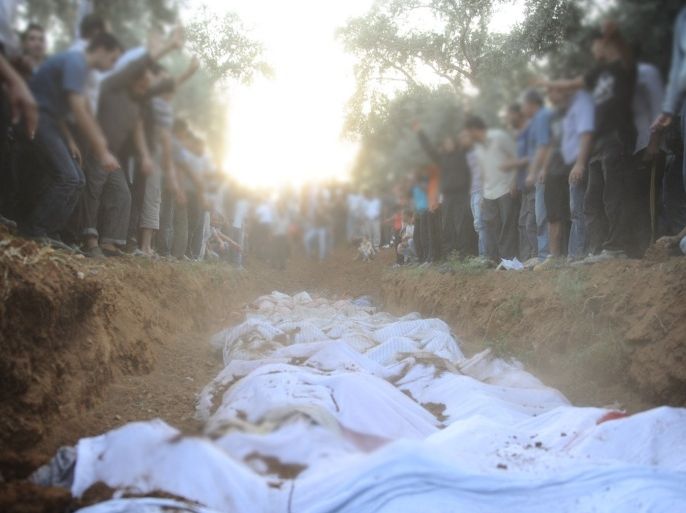 مقبرة جماعية لضحايا مجزرة جديدة عرطوز التي ارتكبتها قوات النظام بمطلع أغسطس/آب ٢٠١٢ (الجزيرة)