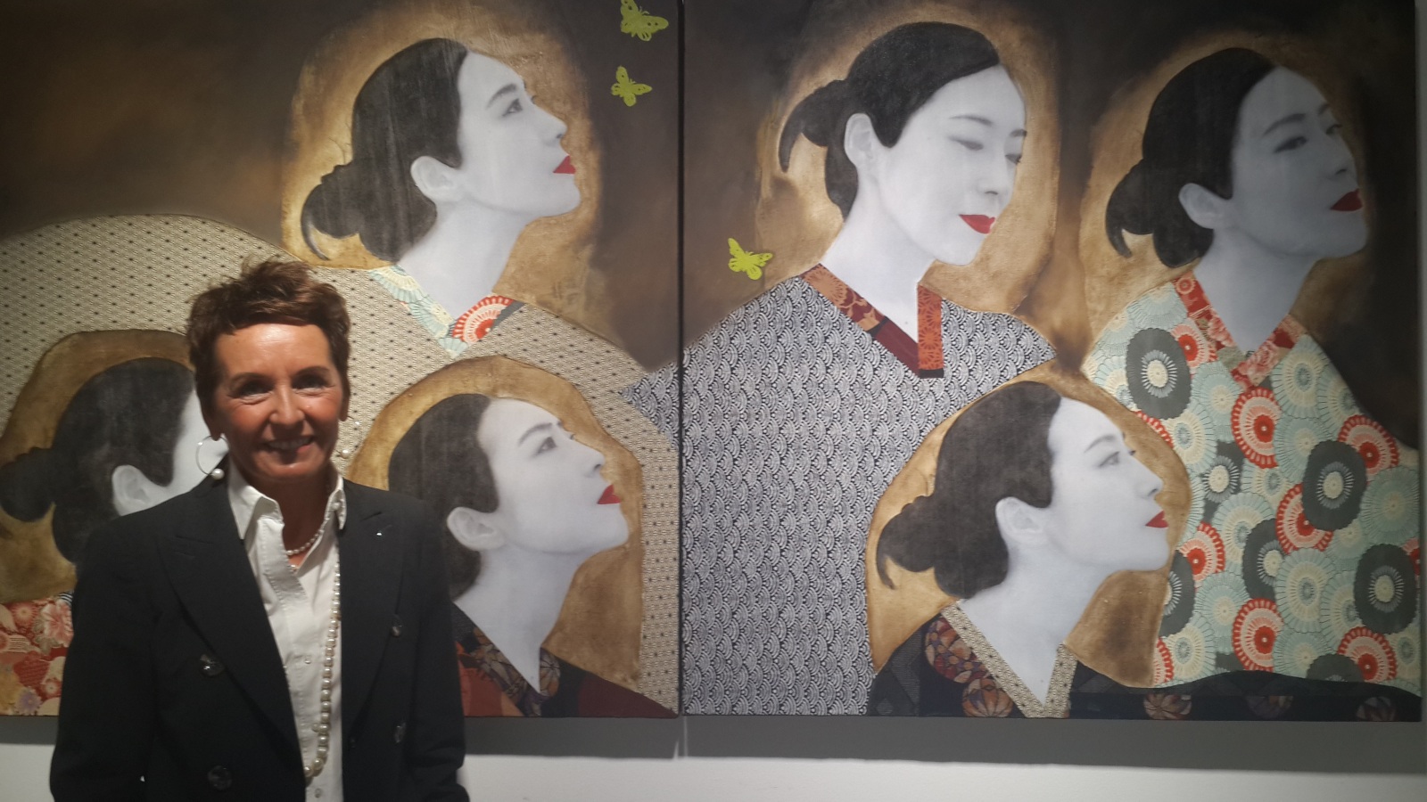 ‪الفنانة الفرنسية جاسينث لوكونت أمام لوحتها عن المرأة اليابانية‬ (الجزيرة)