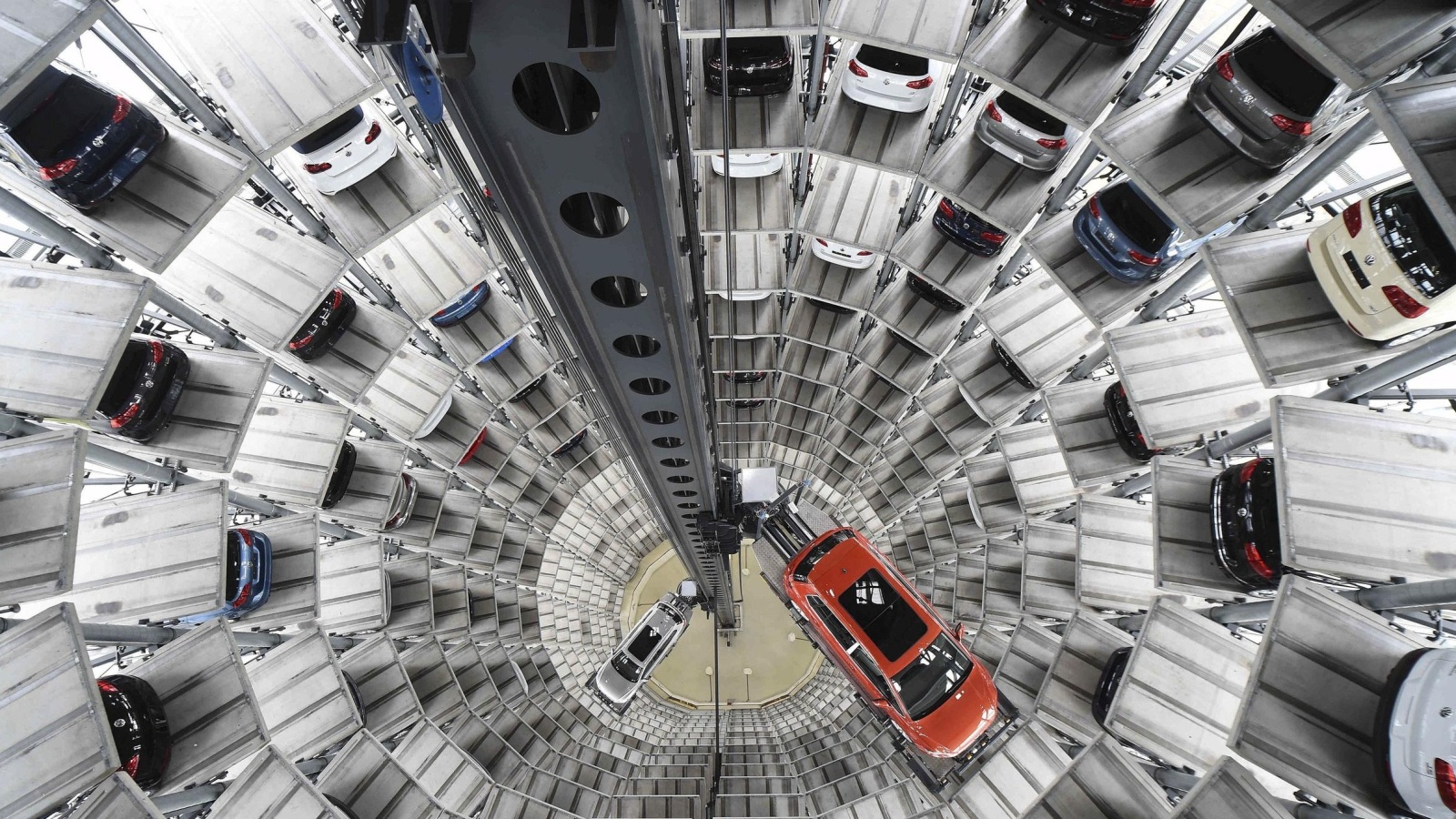 مستودع لسيارات فولكس فاغن باسات وغولف في برج تابع للشركة بألمانيا (رويترز)