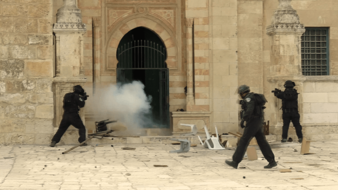 إطلاق الجنود الإسرائيليين قنابل الغاز المسيل للدموع لطرد المصلين الفلسطينيين من المسجد الأقصى