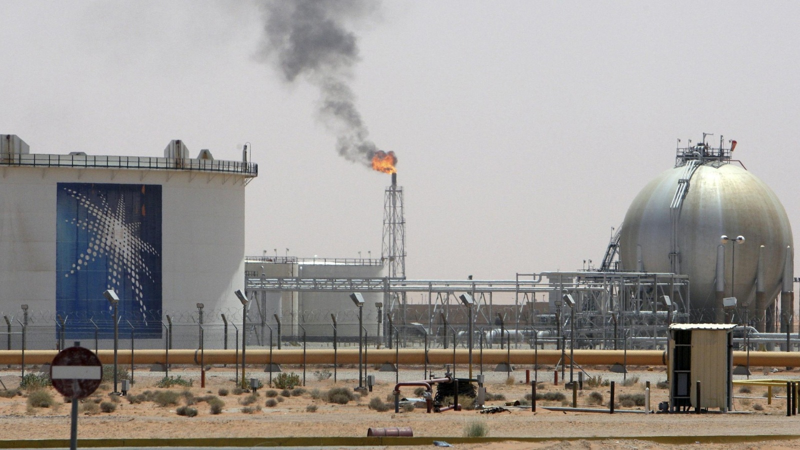 منشآت نفطية قرب حقل خريص في السعودية (رويترز)