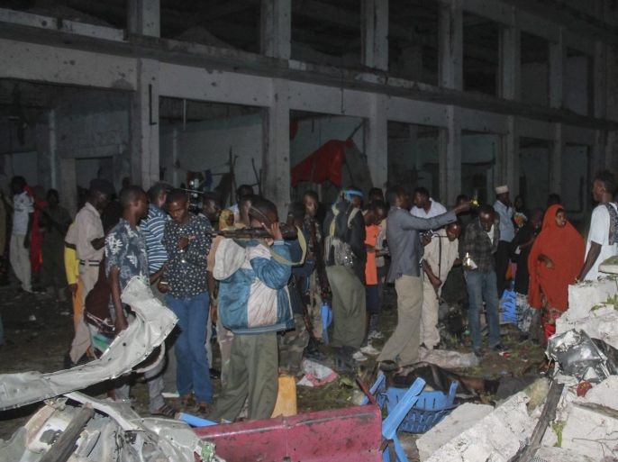 People gather at the scene of a car bomb explosion in Mogadishu, Somalia, 22 August 2015. Media reports state that at least 5 people have been killed in an evening attack in the capital Mogadishu, while at least 16 soldiers were killed when a car bomb exploded at a military training base in the southern port city of Kismayu. Somalia's Islamist militant group al-Shabab has claimed responsibility for the attack in Kismayu while no group has yet claimed responsibility for the bombing in the capital.