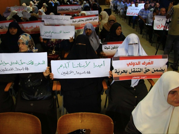 ‪أهالي المختطفين يطالبون بالإفراج عن أبنائهم‬ (الجزيرة)