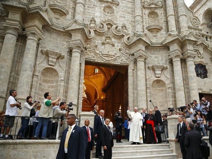 Pope Francis (C) leaves the Havana Cathedral following afternoon prayers in Havana, Cuba, September 20, 2015.