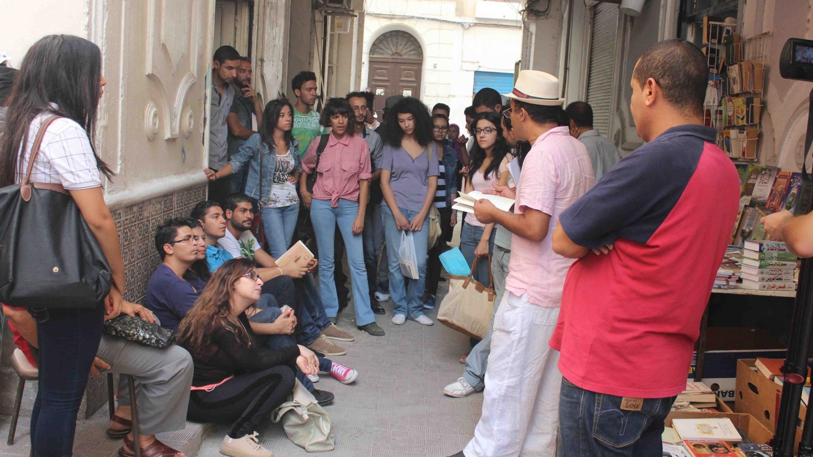 ‪الروائي جمال الجلاصي يقرأ للشباب مقاطع من ترجماته‬ (الجزيرة)