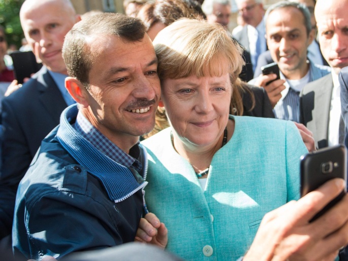 أنجيلا ميركل وسيلفي مع لاجئ سوري بمركز استقبال ببرلين(الأورويبة)
