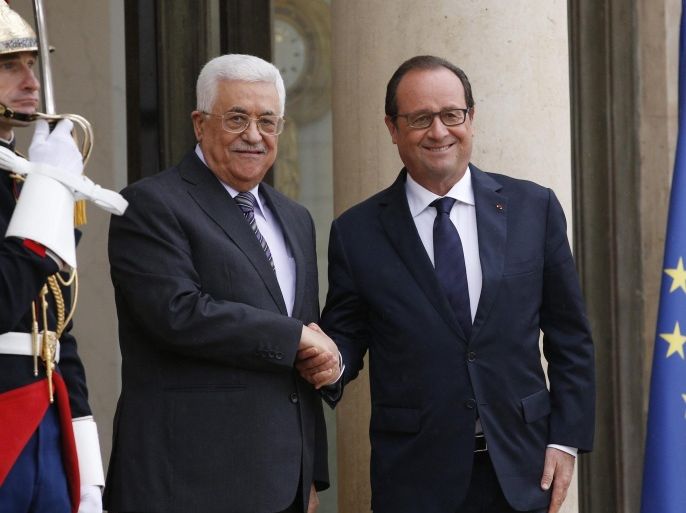 French President Francois Hollande (R) greets Palestinian President Mahmoud Abbas (2-L) upon his arrival at the Elysee Palace in Paris, France, 22 September 2015.