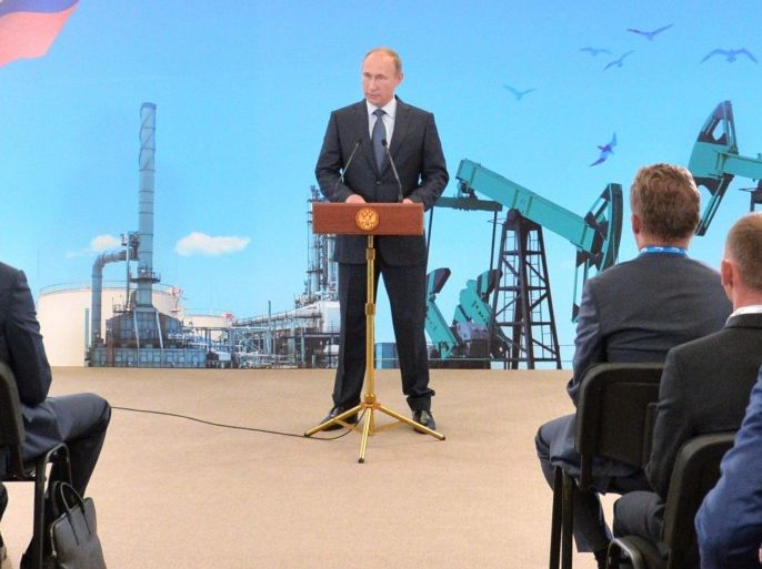 Russian President Vladimir Putin (C) addresses delegates of oil producers as part of the Far East Economic Forum, on Russkiy island outside Vladivostok, Primorskiy area, Russia, 04 September 2015. EPA/ALEXEY DRUZHININ/RIA NOVOSTI/KREMLIN POOL MANDATORY CREDIT/RIA NOVOSTI