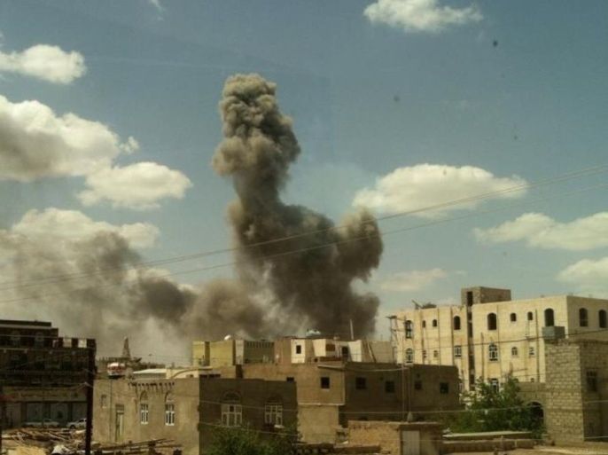 دخان يتصاعد عقب قصف مواقع عسكرية في صنعاء