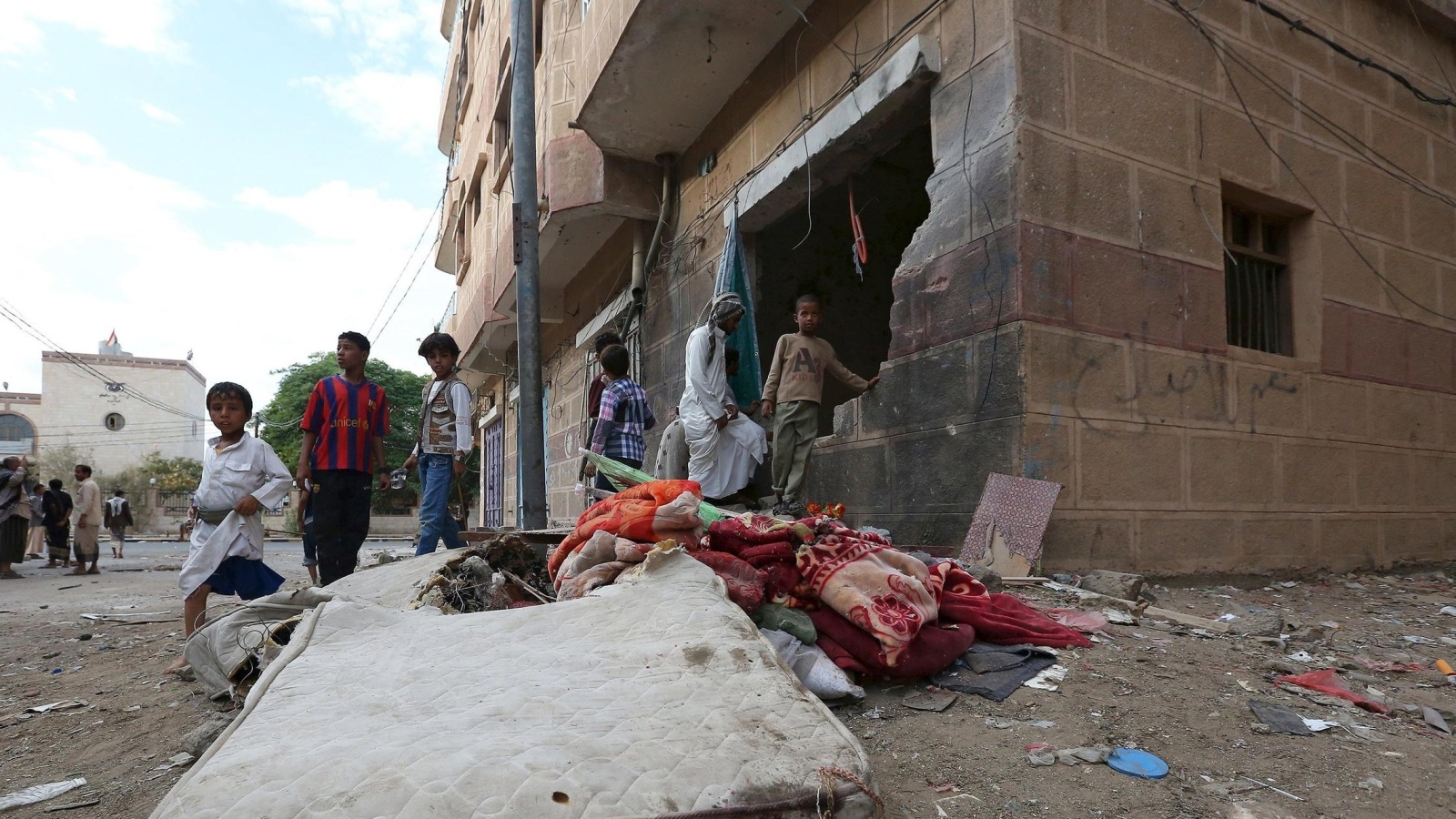 ‪منزل في مدينة مأرب شرق صنعاء تعرض أمس الجمعة للقصف من الحوثيين وحلفائهم‬ (رويترز)