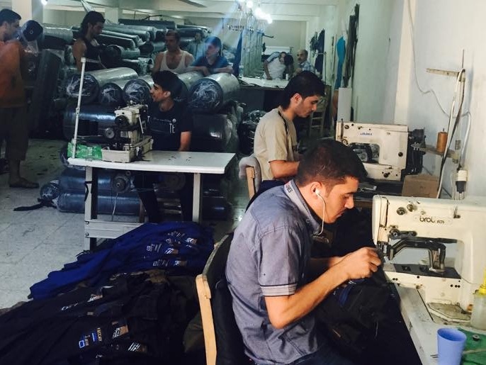 ‪إحدى الورشات السورية لصناعة الألبسة في غازي عنتاب‬ (الجزيرة)