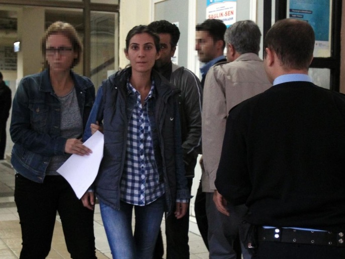 ‪(الأناضول)‬ مصادر إعلامية تركية تشير إلى أن من بين المعتقلين مسؤولين محليين من حزب الشعوب الديمقراطي المؤيد للأكراد