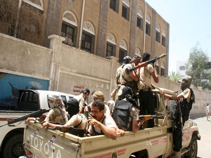 Militants loyal to Yemen's government ride on the back of a truck as they secure a street, in Yemen's southwestern city of Taiz, October 4, 2015. REUTERS/Stringer