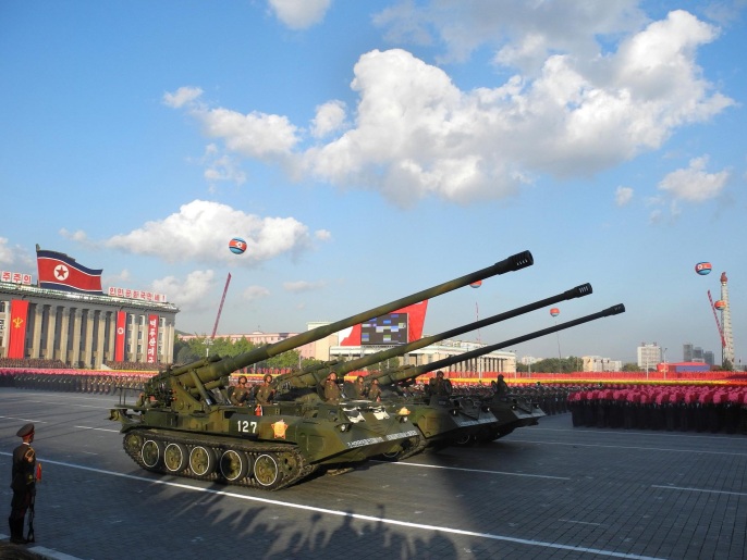 ‪جنود يقودون معدات عسكرية ثقيلة أثناء عرض عسكري لإحياء الذكرى الـ70 لتأسيس حزب العمال الحاكم بكوريا الشمالية‬ (الأوروبية)