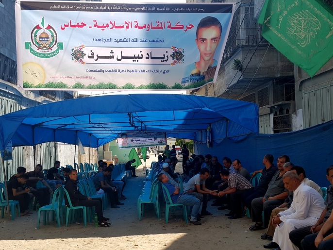 ‪بيت عزاء الشهيد زياد شرف في حي الدرج بغزة‬ (الجزيرة)