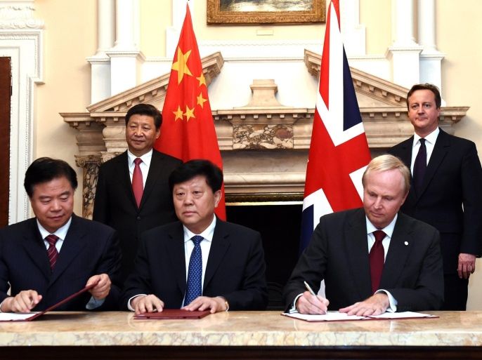 Britain's Prime Minister, David Cameron (R) Chinese President Xi Jinping (2-L) observe Li Qingkui (L), Chairman of China Huadian Corporation, Wang Yilin (C), Chairman of China National Petroleum Corporation and BP Chief Executive Bob Dudley (2-R) signing commercial contracts during the UK-China Business Summit at Mansion House in central London, England, 21 October 2015. President Xi Jinping arrived in Britain on 19 October 2015 for a three-day state visit. This is the first state visit to Britain by a Chinese leader since 2005.