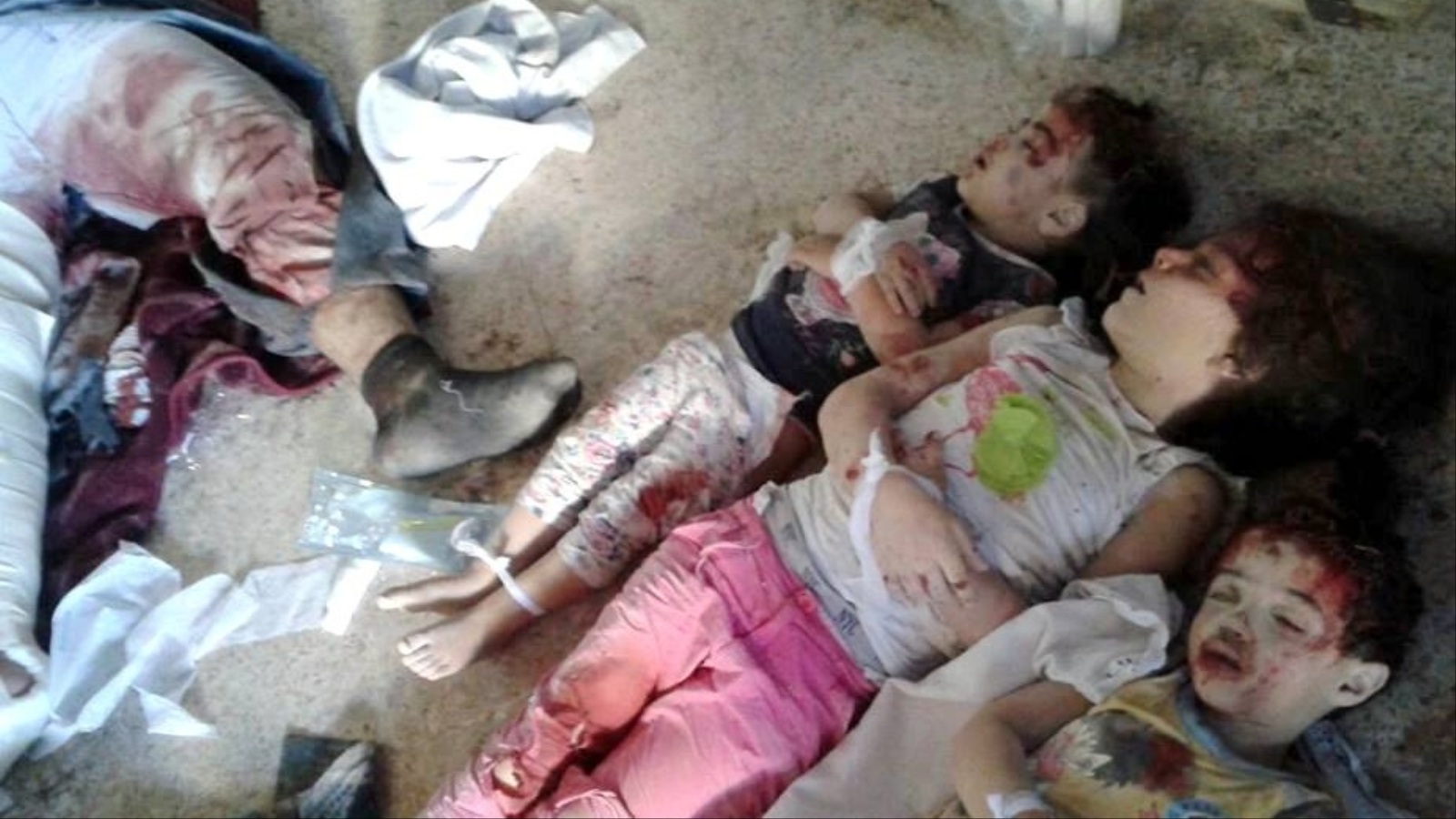 أطفال من عائلة واحدة قتلوا ببرميل متفجر ألقته مروحية النظام على بلدة وادي بردى بريف دمشق (الجزيرة-أرشف)