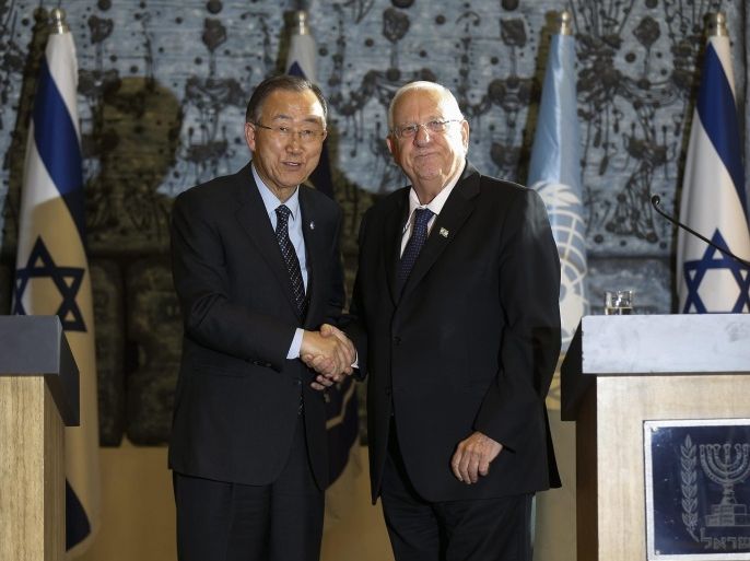 Israeli President Reuven Rivlin (R) shake hands with UN Secretary General Ban Ki-moon (L), during their joint press conference at the president's Residence in Jerusalem, Israel, 20 October 2015. Ki-Moon will later meet with Israeli Prime Minister Benjamin Netanyahu and the Palestinian President Mahmoud Abbas in Ramallah, in an attempt to end the wave of violence between Israelis and Palestinians.