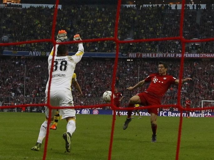 Bayern Munich's Robert Lewandowski (R) scores a goal against Borussia Dortmund during their German first division Bundesliga soccer match in Munich, Germany, October 4, 2015. REUTERS/Michaela Rehle DFL RULES TO LIMIT THE ONLINE USAGE DURING MATCH TIME TO 15 PICTURES PER GAME. IMAGE SEQUENCES TO SIMULATE VIDEO IS NOT ALLOWED AT ANY TIME. FOR FURTHER QUERIES PLEASE CONTACT DFL DIRECTLY AT + 49 69 650050.
