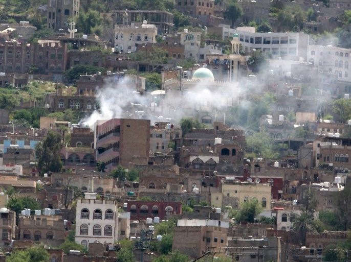 Smoke billows at the site of a mortar shell blast during clashes between Houthis and fighters of the Popular Resistance Committees in Yemen's southwestern city of Taiz, October 11, 2015. REUTERS/Stringer