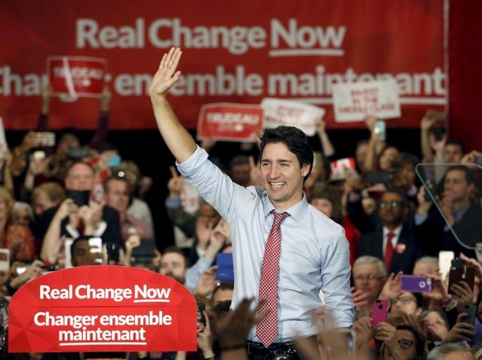 Liberal leader and Canada's Prime Minister-designate Justin Trudeau waves to supporters at a rally in Ottawa, October 20, 2015. Trudeau, having trounced his Conservative rivals, will face immediate pressure to deliver on a swathe of election promises, from tackling climate change to legalizing marijuana. REUTERS/Patrick Doyle