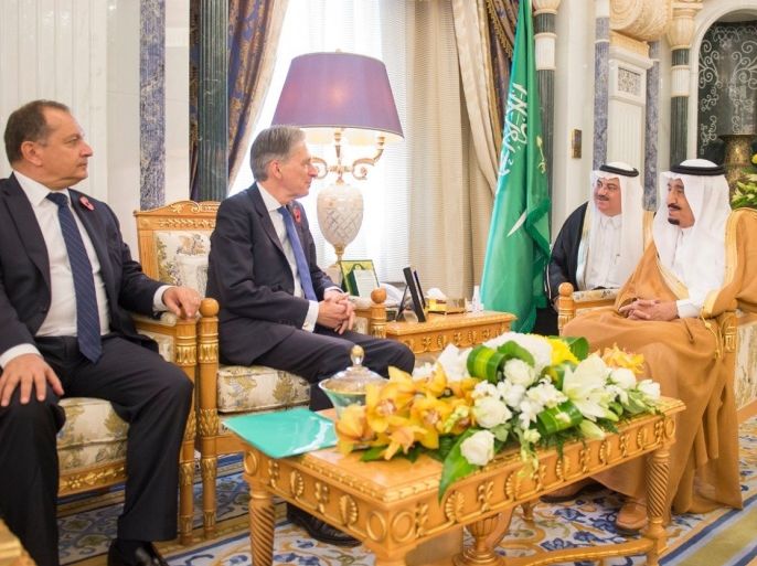 ملك صورة لوكالة الأنباء السعودية الرسمية عن لقاءملك السعودية سلمان بن عبد العزيز آل سعود بوزير الخارجيةالبريطاني فيليب هاموند في الرياض