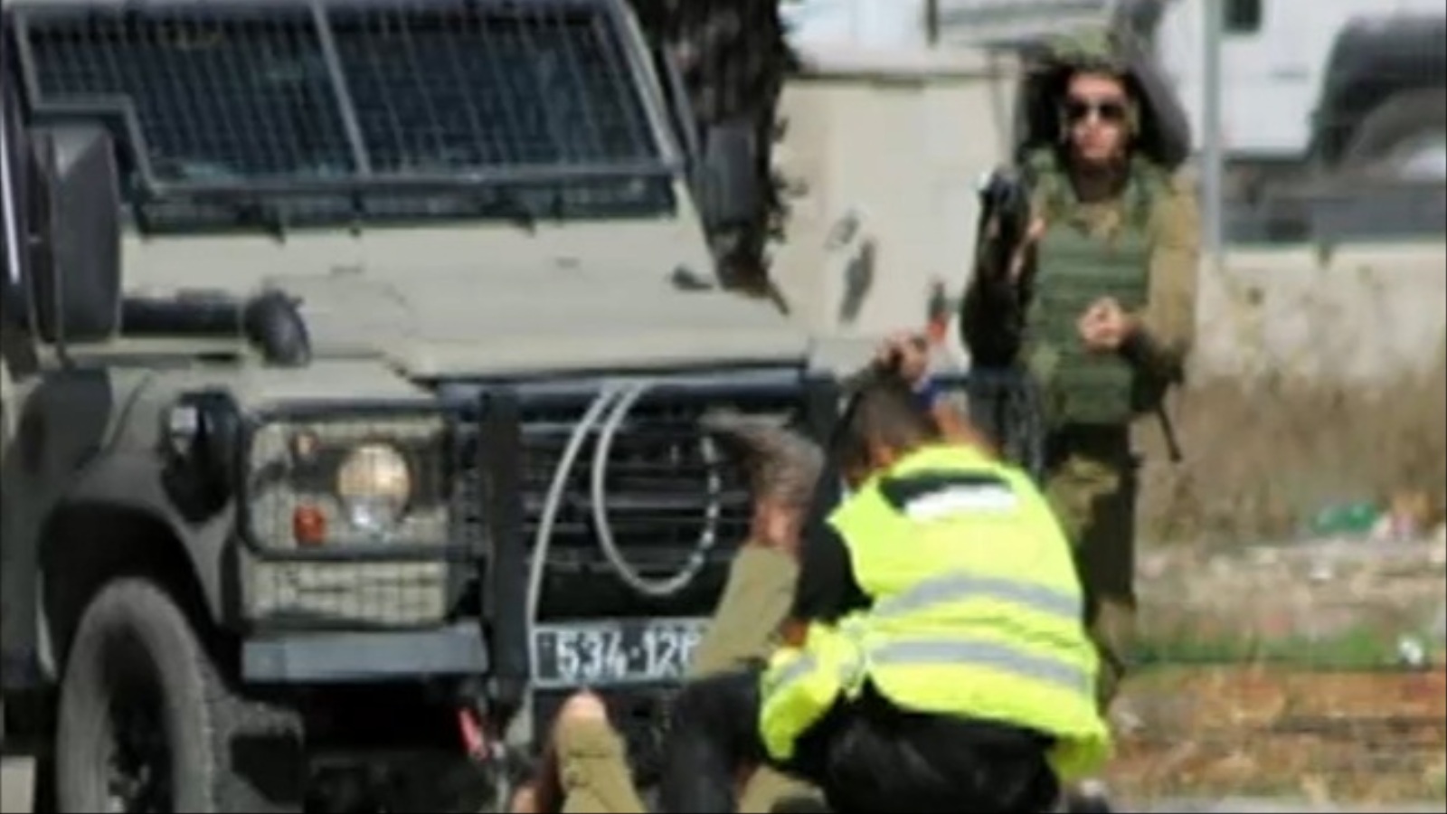 ‪الشهيد إياد العواودة أثناء طعن أحد جنود الجيش الإسرائيلي في الخليل‬ (ناشطون)