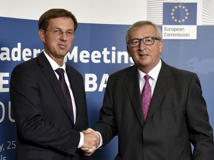 European Commission President Jean-Claude Juncker (R) welcomes Slovenia's Prime Minister Miro Cerar during a meeting over the Balkan refugee crisis with leaders from central and eastern Europe at the EU Commission headquarters in Brussels, Belgium, October 25, 2015. REUTERS/Eric Vidal