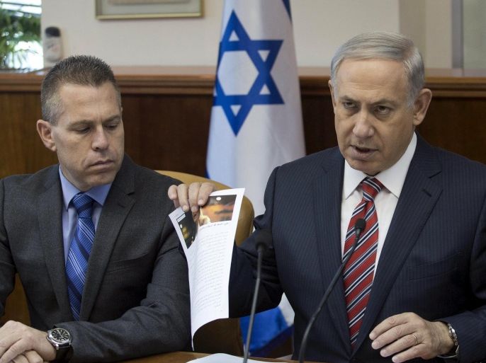 Israel's Prime Minister Benjamin Netanyahu (R) and Internal Security Minister Gilad Erdan attend the weekly cabinet meeting in Jerusalem October 11, 2015. REUTERS/Abir Sultan/Pool