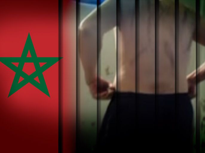 تصميم يدمج بين صورة (ستيل من الفيديو تبين آثار التعذيب) وعلما مغربيا وقضبانا حديدية