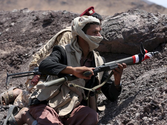 ‪مقاتل من المقاومة الشعبية أثناء معركة في مأرب قبل يومين‬  (رويترز)