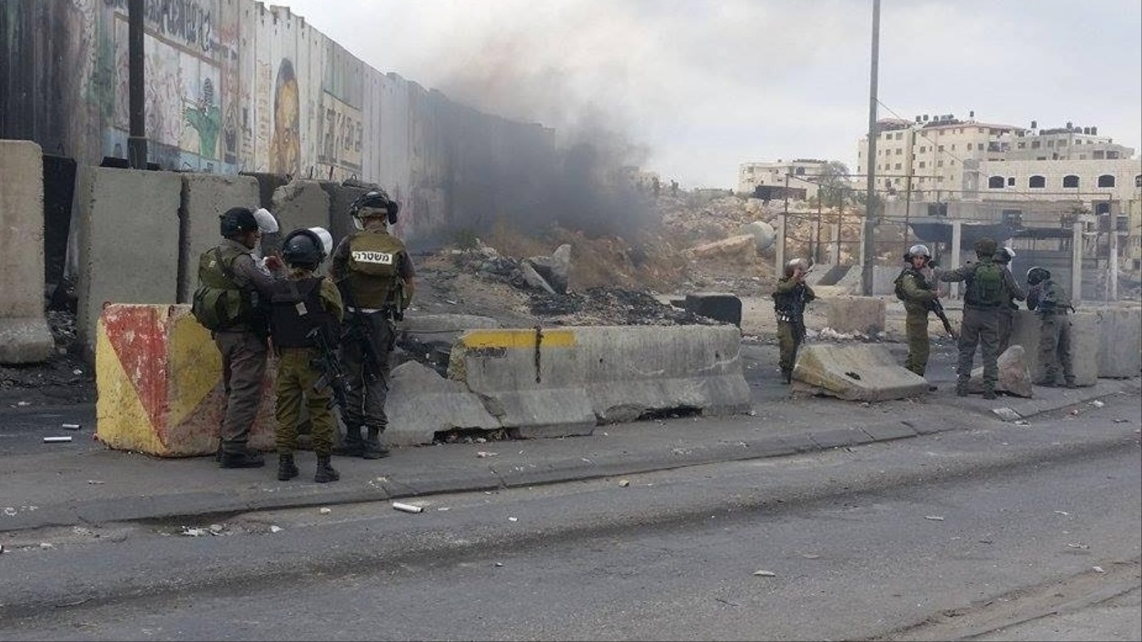 جنود إسرائيليون يطلقون النار على شباب فلسطينيين على حاجز قلنديا (الجزيرة)