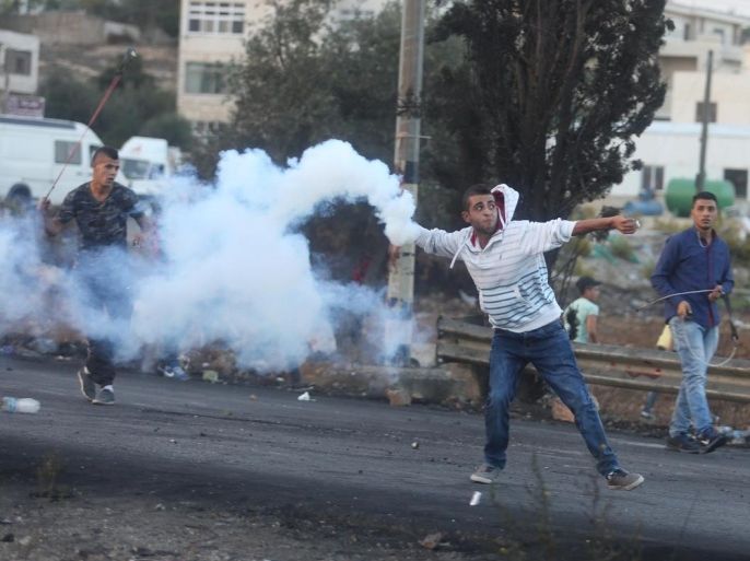 مواجهات بين شبان فلسطينيين وقوات الاحتلال على حاجز بيت إيل على المدخل الشمالي لمدينة البيرة بالضفة الغربية(الأناضول)