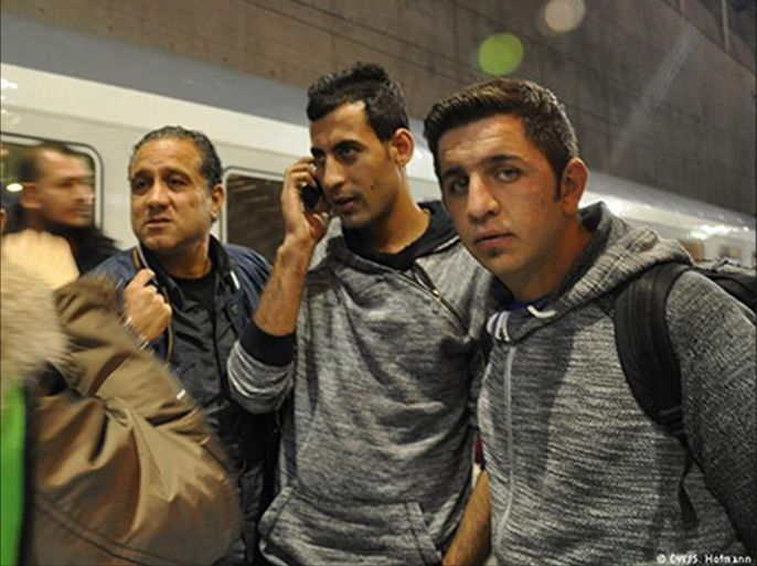 من اليمين - ريمون مهاجر عراقي مع صديقه ماهر وآخرين في محطة القطار بمطار كولونيا-بون