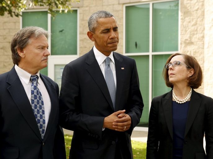 U.S. President Barack Obama speaks immediately after meeting with families of victims of the shooting rampage in Roseburg, Oregon October 9, 2015. Flanking Obama are Rosberg Mayor Larry Rich and Oregon Governor Kate Brown. REUTERS/Kevin Lamarque