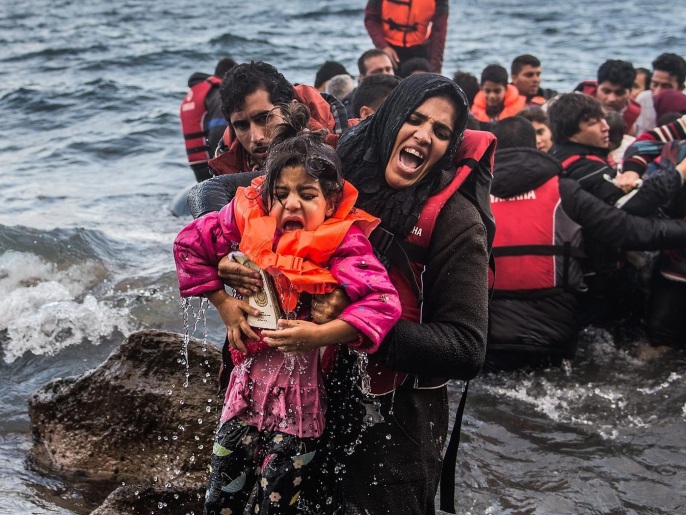 لاجئون لدى بلوغهم سواحل جزيرة ليسبوس اليونانية (الأوروبية)