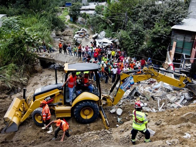 Heavy machinery is used in the search for victims of a landslide in Santa Catarina Pinula municipality, Guatemala, 02 October 2015. The Guatemalan Disasters Reduction National Coordination entity said the death toll for the landslide is now at 16 and at least 600 missing persons. The landslide was caused by heavy rains in the region.