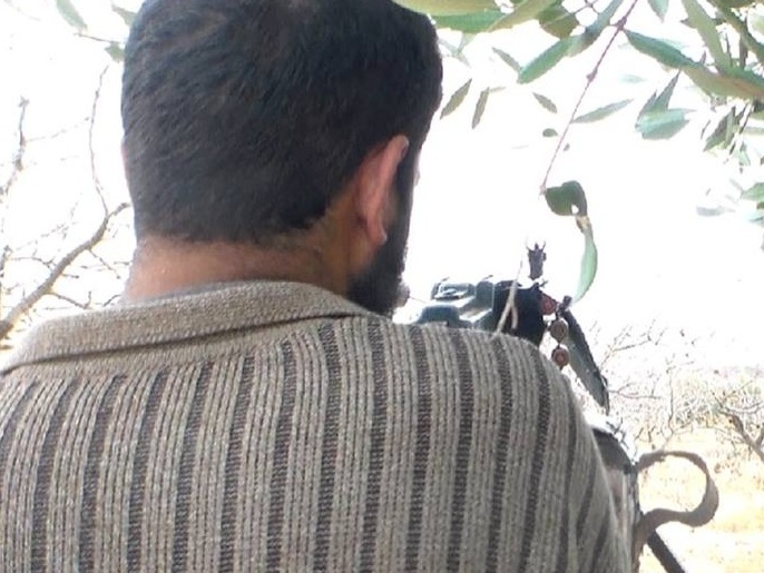 ‪أحد مسلحي الثوار على جبهات ريف حماة‬ أحد مسلحي الثوار على جبهات ريف حماة (الجزيرة نت)