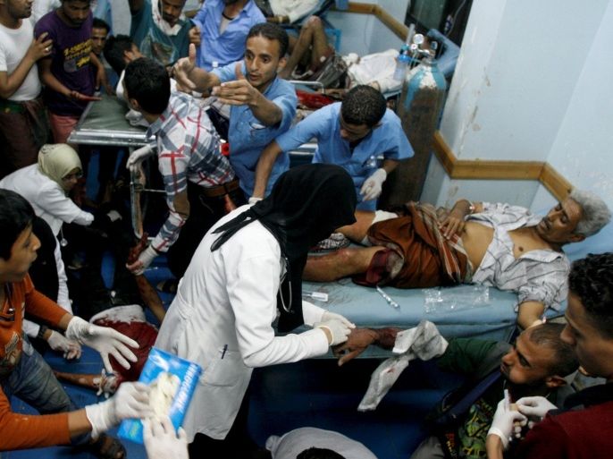 ATTENTION EDITORS - VISUAL COVERAGE OF SCENES OF INJURYMedics attend to people, who were injured during shelling on residential areas by the Houthi militia, in Yemen's southwestern city of Taiz October 21, 2015. REUTERS/StringerEDITORIAL USE ONLY. NO RESALES. NO ARCHIVE. TEMPLATE OUT.