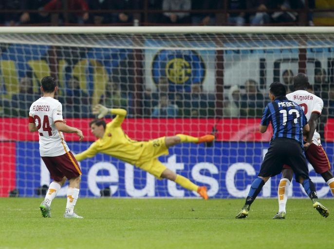Inter Milan's Gary Medel (2nd R) shoots to score against AS Roma during their Italian Serie A soccer match at the San Siro stadium in Milan, Italy, October 31, 2015. REUTERS/Alessandro Garofalo
