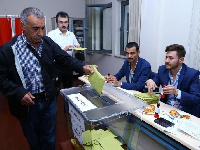 الأتراك في الخارج أدلوا بأصواتهم في الانتخابات المبكرة السبت الماضي 24 أكتوبر 2015