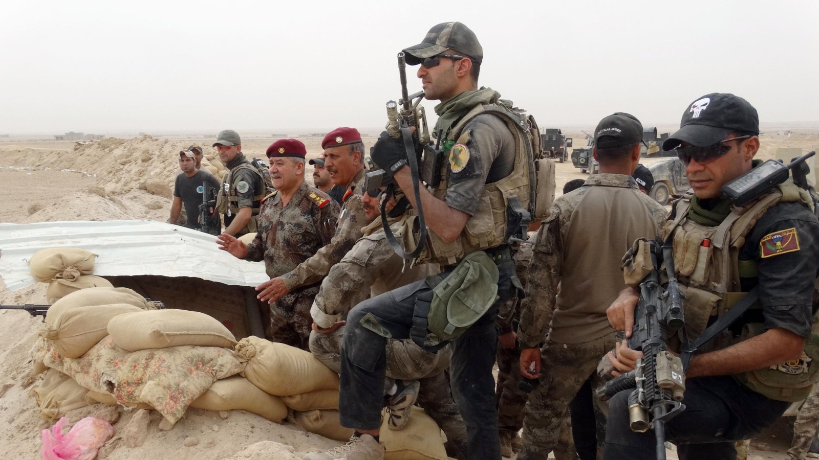 قوات الجيش العراقي المدعومة بمليشيا الحشد الشعبي تتأهب منذ فترة لاقتحام الرمادي (أسوشيتد برس)